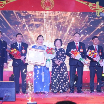 Lãnh  đạo Tập Đoàn GDQT Nam Việt vinh danh đón nhận bằng khen của Thủ Tướng Chính Phủ